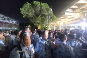 Pendukung Prabowo-Gibran padati area luar lobi utama JCC