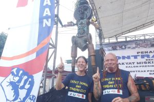 Seniman Berlin tunjukkan patung dari suku cadang motor bekas ke Anies