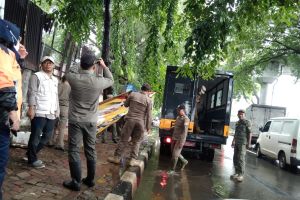 Petugas gabungan tertibkan 204 APK langgar ketentuan di Cengkareng