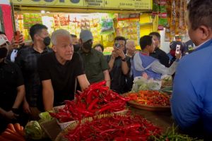 Ganjar blusukan sapa pedagang di Pasar Pucang Surabaya