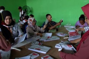 KPU Kota Jayapura libatkan 240 warga lipat surat suara Pemilu 2024