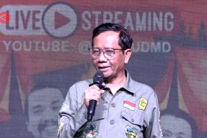 Mahfud MD pakai baju ala Mapala saat debat