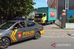 Polisi kawal distribusi surat suara ke penyimpanan kecamatan di Jakbar