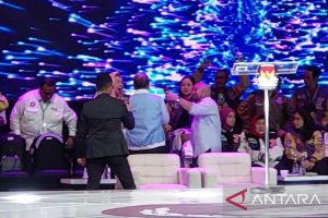 Momen putra Prabowo akrab dengan Puan Maharani saat jeda iklan debat