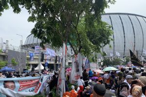 Pendukung AMIN di luar JIS hadiri kampanye dari layar lebar