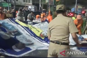 Pemkot Jaktim turunkan alat peraga kampanye memasuki masa tenang