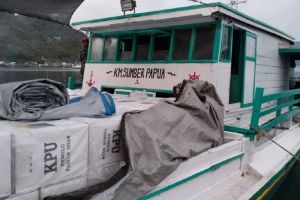 KPU Yapen distribusi logistik gunakan kapal kayu dan perahu motor
