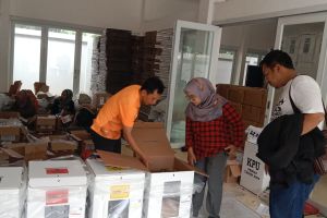 Jakbar distribusi logistik pemilu ke TPS paling lambat Selasa pagi