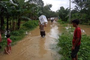 Kapolres Paser acungi jempol petugas panggul logistik akibat banjir