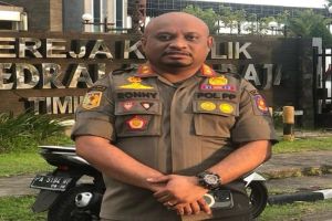 Dinas Satpol PP Mimika menertibkan APK pada masa tenang