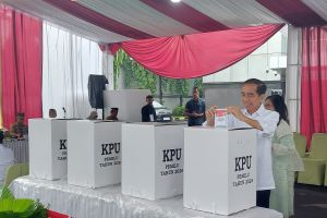 Jokowi dan Iriana mencoblos di TPS 10 Gambir