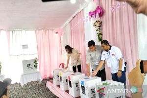 Gibran dan Selvi "nyoblos" di TPS 34 Manahan