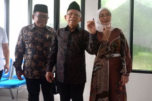 Wapres dan istri pamer jari kelingking usai gunakan hak pilih 