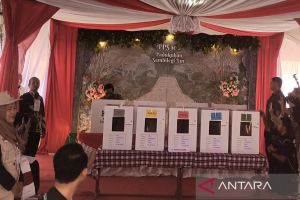 Mahfud MD mencoblos bersama isteri dan anaknya