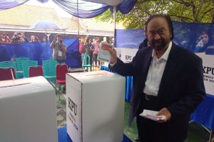 Surya Paloh ke TPS 008 Kebayoran Lama dengan didampingi putranya