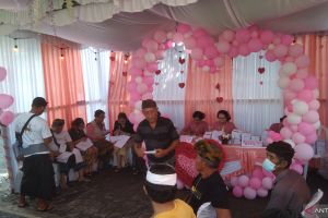 TPS 026 Denpasar beri hadiah cokelat khas Valentine bagi pemilih