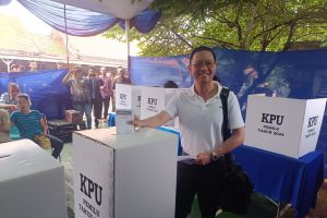 Thomas Lembong dan istri mencoblos di TPS 008 Kebayoran Lama