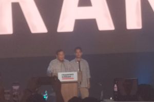 Massa bergemuruh sambut Prabowo-Gibran di Istora Senayan