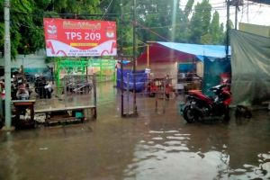 Bawaslu Jakut sebut sekitar 50 TPS di wilayahnya terdampak banjir