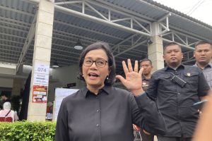 Sri Mulyani ikuti arahan KPU periksa kertas suara sebelum mencoblos