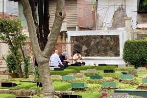 Setelah makam ibu, Prabowo ziarah ke makam ayah didampingi anaknya