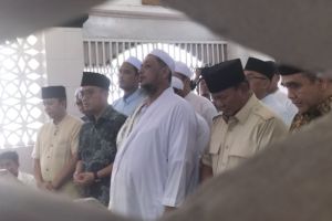 Prabowo disambut warga kala berziarah ke makam Habib Ali di Kwitang 