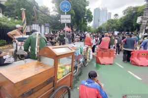 Puluhan PKL manfaatkan aksi untuk berjualan di depan Gedung KPU RI