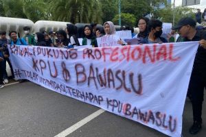 Ratusan pelajar dan mahasiswa unjuk rasa di depan KPU dan Bawaslu