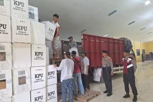 Polisi kawal distribusi logistik dari PPK ke gudang KPU Bandarlampung