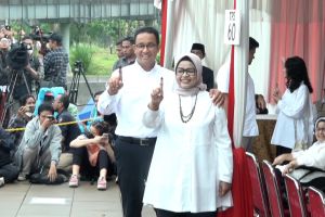 Anies dan keluarga kompak pose satu jari usai gunakan hak pilih