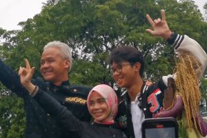 Ganjar-Mahfud awali kampanye di Solo naik gerobak sapi