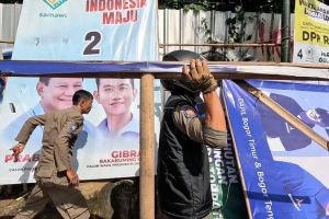 Melihat proses penertiban APK di Kota Bogor dan Tangerang