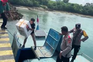 KPU Tual Maluku distribusikan logistik dengan perahu cepat
