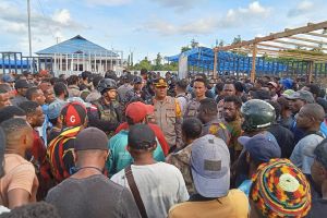 Polda sebut seorang ASN terluka saat massa serang Kantor KPU Yahukimo