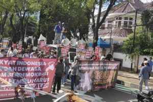 Massa pendukung hasil Pemilu 2024 padati depan gedung KPU