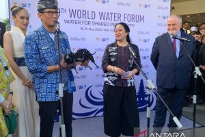 Menparekraf beri Puan suvenir banteng saat World Water Forum