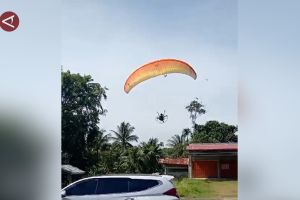 Empat atlet paramotor PON XXI lakukan pendaratan darurat
