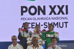 Angkat besi - Juliana Klarisa sumbang medali emas pertama untuk Jambi