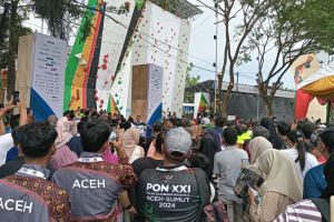 Ratusan penonton semangati para atlet di arena panjat tebing