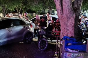 Antusiasme warga Banda Aceh nobar pembukaan PON XXI dari tepi jalan