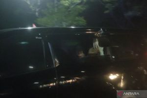 Jokowi bagi-bagi baju bergambar dirinya saat tiba di depan gerbang SHB