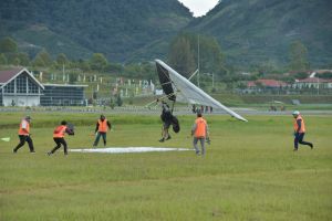 Gantole ketepatan mendarat Kelas A, 14 atlet terbang tanpa kendala