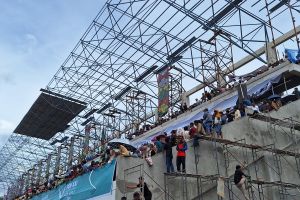 Tribun penonton Arena Pacuan Kuda Takengon membludak lewati batas aman