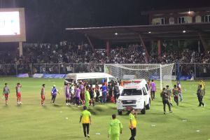 Pemain pukul wasit, laga Aceh vs Sulsel terhenti sementara