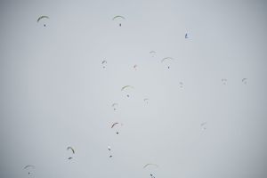 Paralayang- Tandem XC ditunda akibat angin kencang