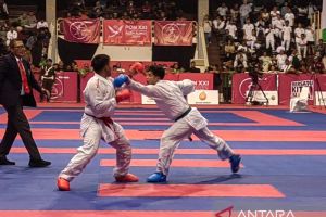 Karateka Huggies Yustisio raih medali emas pertama dari PON perdana