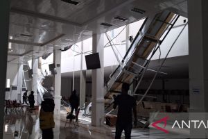 Talang air lapangan tembak ambruk akibat hujan lebat