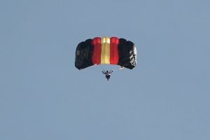 Kecepatan angin 16 knot, semifinal terjun payung harus ditunda