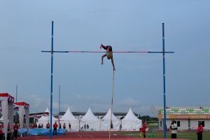 Idan Fauzan dari Jabar pecahkan rekor nasional lompat galah putra PON