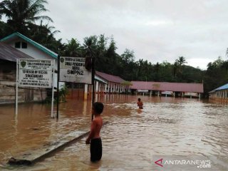 Ratusan siswa di Tapsel diliburkan akibat banjir
